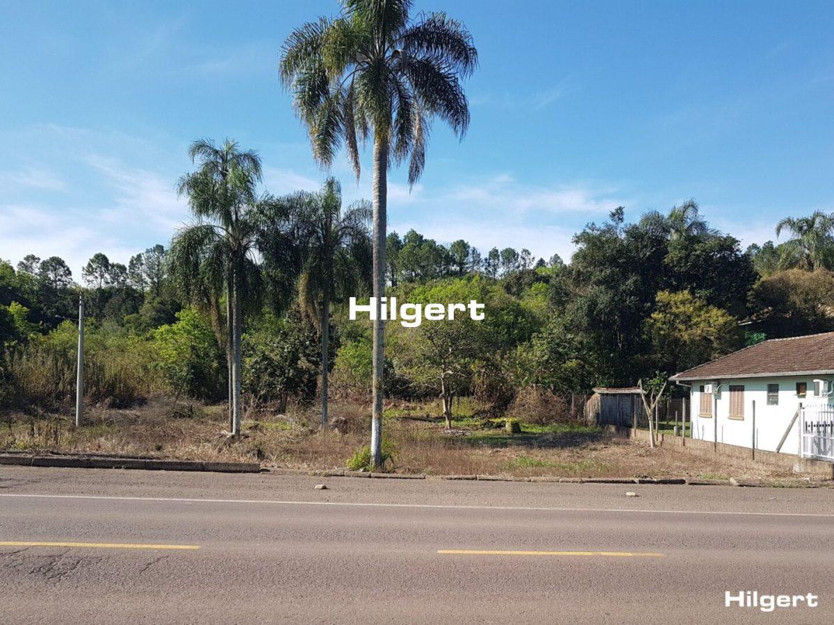 Terreno de 832m² em rua comercial