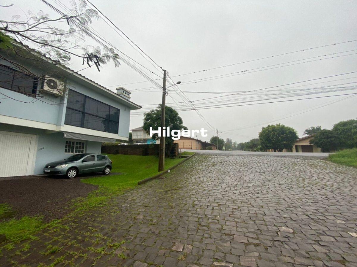 Casa de esquina, com possibilidade comercial, no Bairro Aimoré
