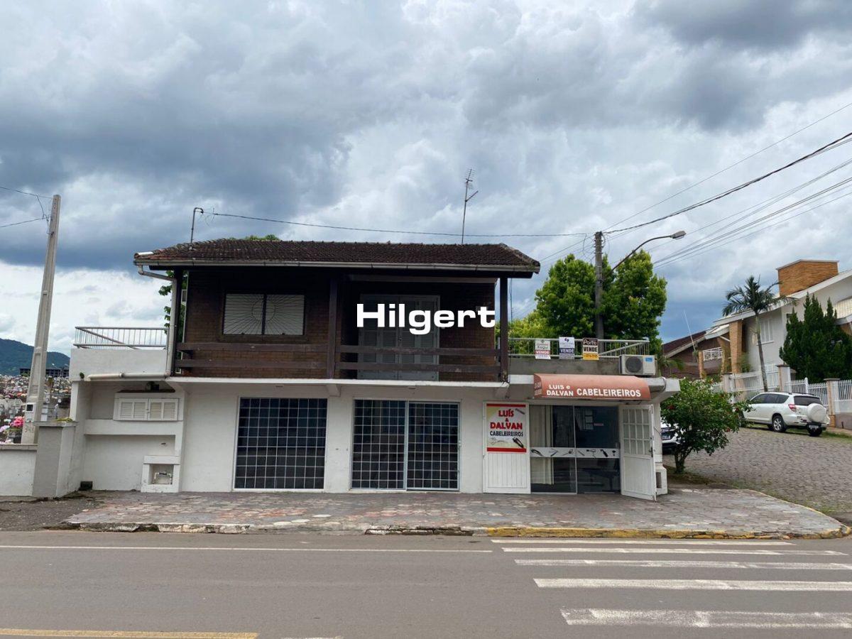 Casa de esquina com sala comercial em Bela Vista