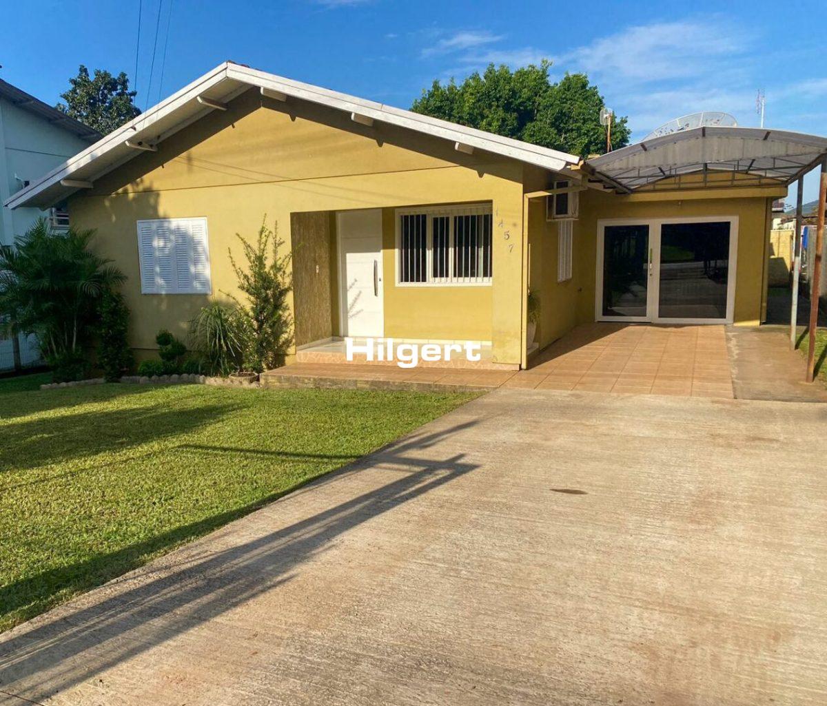 Casa plana localizada no Bairro Aimoré