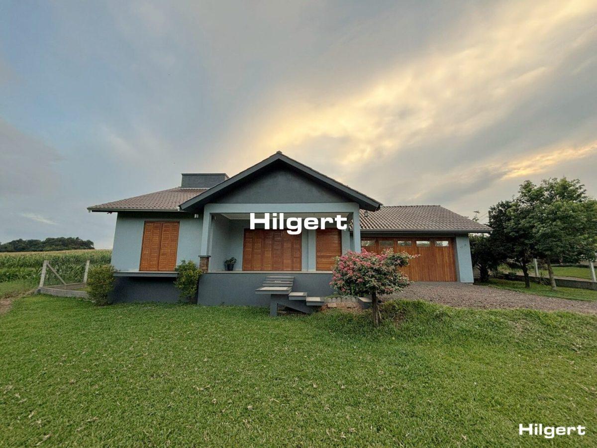 Casa com 03 dormitórios em terreno de 946m²