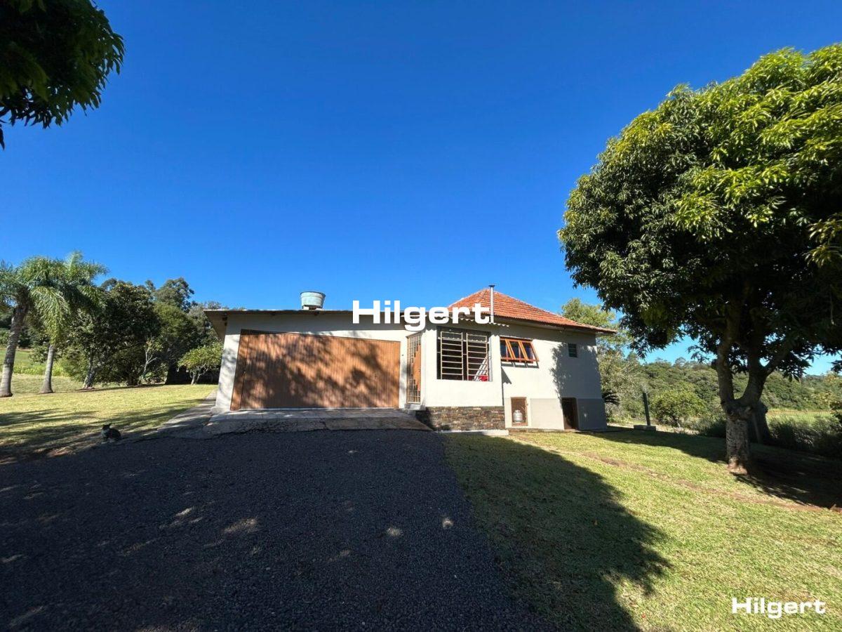Casa com estilo antigo em área de terras de 8.000,00m²