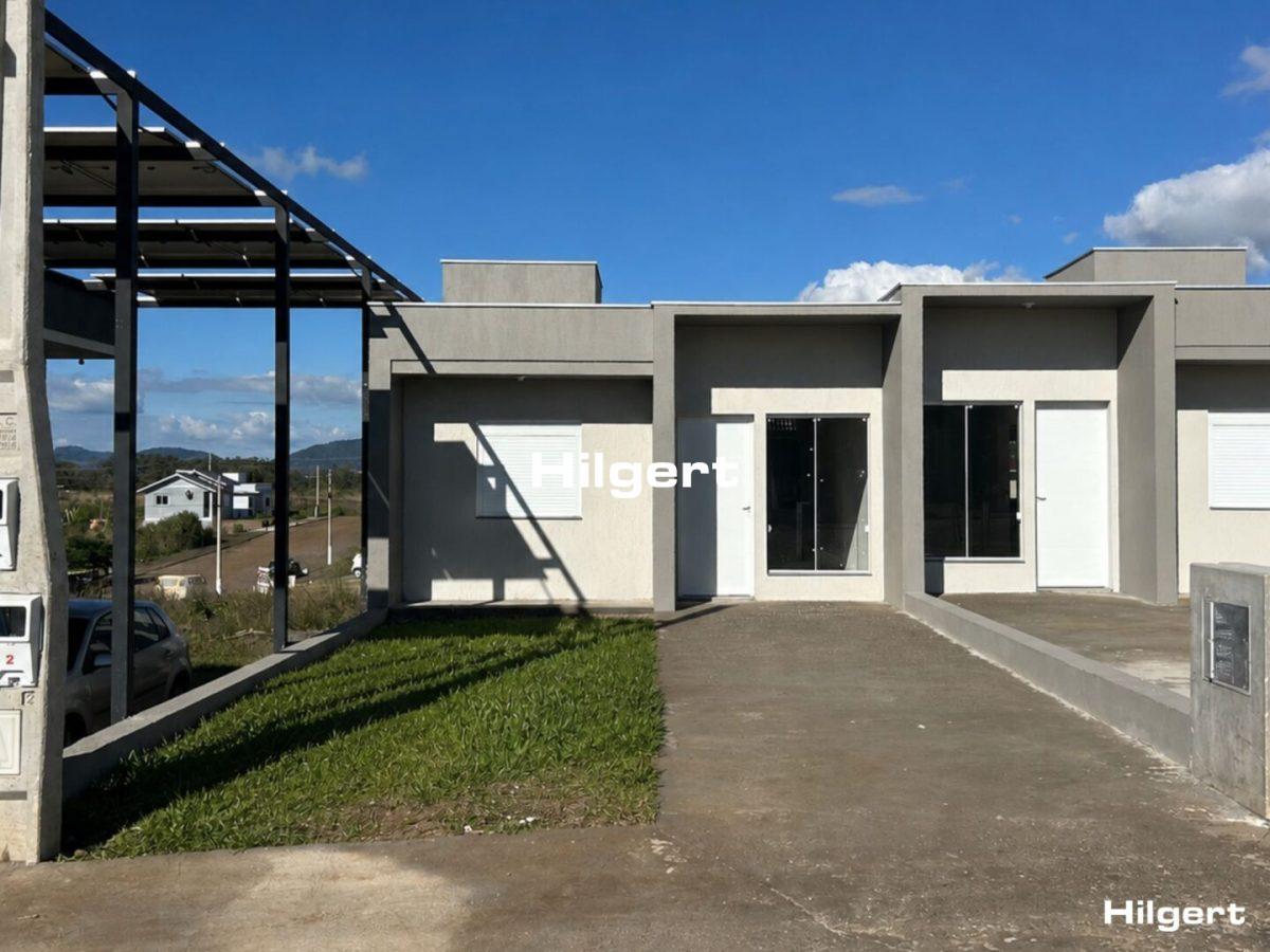Casa nova com 02 dormitórios